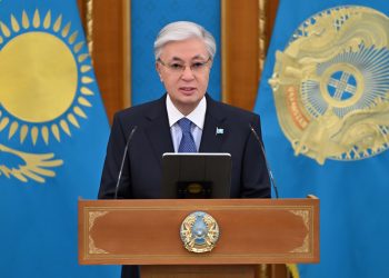 Глава государства наградил работников энергетической отрасли