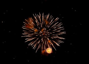 Новогодний фейерверк одновременно запустят в шести районах Усть-Каменогорска