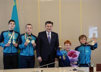 Независимый Казахстан — сильные чемпионы: спортсменов ВКО наградили ко Дню Независимости