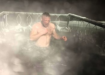 Около 900 жителей ВКО приняли участие в крещенских купаниях