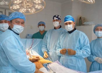 Пять часов на спасение: врачи ВКО провели сложнейшую операцию после падения с высоты