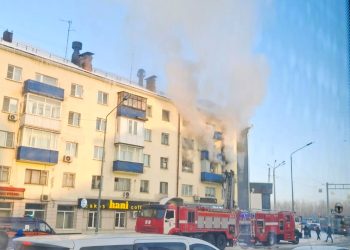 В Усть-Каменогорске потушили пожар в захламлённой квартире на проспекте Ауэзова