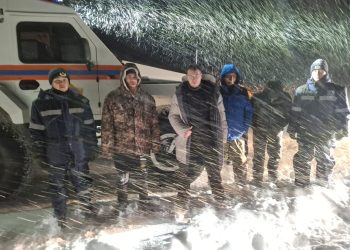 Спасатели помогли рыбакам, застрявшим в снежных заносах в Уланском районе