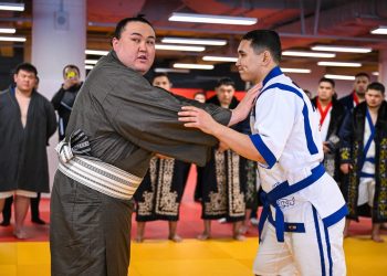 Сумоист Ерсін Балтағұл встретился с молодыми борцами и чемпионами Qazaqstan Barysy