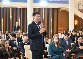 Маулен Ашимбаев обсудил с молодёжью ВКО роль новой Конституции в развитии страны