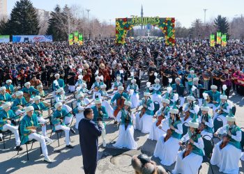 В Усть-Каменогорске установлен мировой рекорд: 5201 человек одновременно исполнил песню «Ақбулақ»