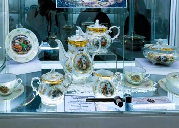 «С любовью к женщине»: в музее ВКО показали редкий фарфор и аксессуары прошлых веков