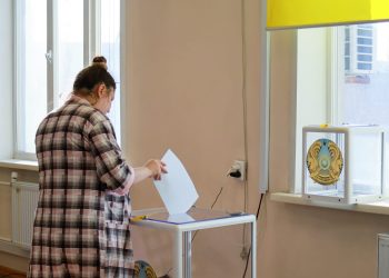 В день референдума в Усть-Каменогорске голосуют даже в роддоме
