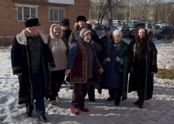 Жители микрорайона Согра в Усть-Каменогорске пришли на референдум в национальных костюмах