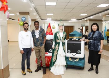 Роботы в камзолах и искусственный интеллект: как в ВКО отметили цифровой Наурыз