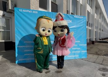 В ВКО на избирательные участки пришли сказочные персонажи и герои в национальных костюмах