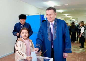 Аким ВКО проголосовал на республиканском референдуме