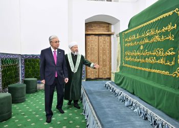 Визит Токаева в Туркестан начался с мавзолея Ходжа Ахмеда Яссауи