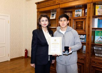 Аида Балаева вручила Дастану Сатпаеву премию «Дарын»