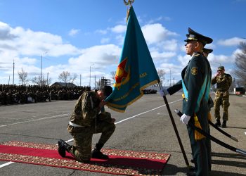 Солдаты простились с Боевым знаменем в Усть-Каменогорске