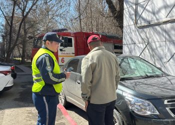 Припаркованные во дворах автомобили мешают работе пожарных в ВКО