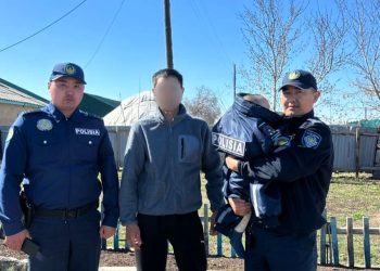 Пока взрослые отвлеклись: малыш оказался один на улице