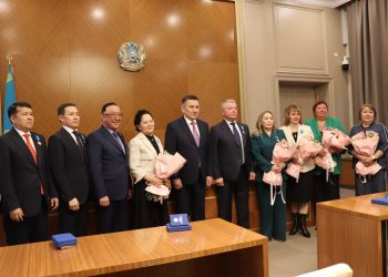 Государственные награды вручили жителям ВКО за вклад в развитие страны