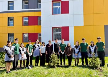 Школьники и выпускники Усть-Каменогорска приняли участие в озеленении города