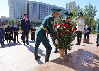 Ерлан Карин почтил память Бауыржана Момышұлы в День Победы