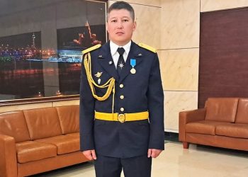 Сотрудник ДЧС ВКО награждён медалью «Ерлігі үшін» за спасение детей