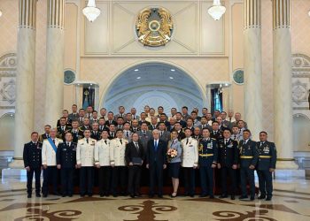 Глава государства вручил военные звания и награды офицерам и солдатам