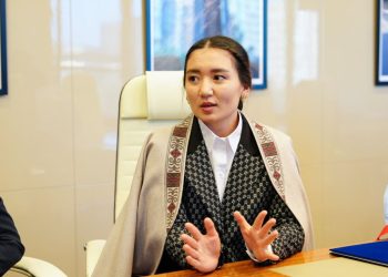 Аким ВКО поздравил Жулдызай Маратбек с победой в республиканском айтысе
