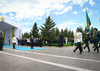 Токаев принял участие в церемонии поднятия Государственного флага в Астане