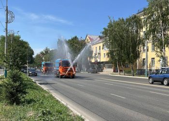 В Усть-Каменогорске начали сезонное охлаждение городских улиц