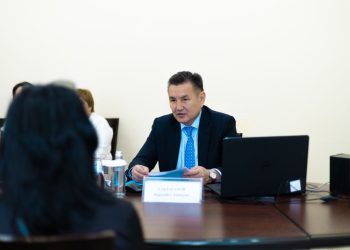 Аким Восточно-Казахстанской области провёл приём граждан по личным вопросам