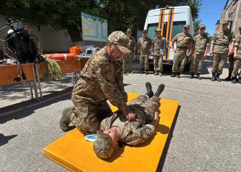 Безопасность на воде: спасатели обучили военнослужащих жизненно важным навыкам