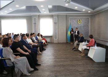 Диалог поколений: слушатели курса переподготовки госслужащих встретились с Ережепом Мамбетказиевым