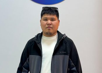 Водитель такси в Усть-Каменогорске спас пенсионерку от мошенников и заставил их перевести ему деньги