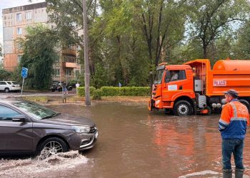 Коммунальные службы Усть-Каменогорска в усиленном режиме устраняют последствия сильного дождя