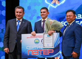 В ВКО ко Дню спорта вручили квартиры чемпионам мира по фехтованию