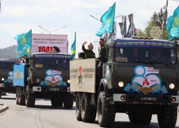 Батырлар рухына тағзым: Өскеменде әскери әндер шеруі өтті