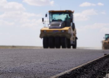 «Халық қиналып кетті»: ШҚО әкімі Қалбатау-Майқапшағай жолының құрылысын сынға алды