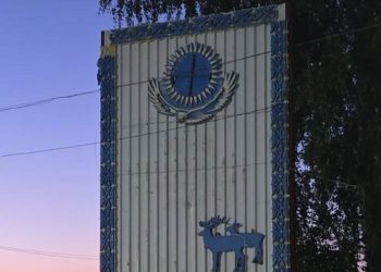 Туризмге серпін, тұрғындарға ақпарат: Катонқарағайда алып экран орнатылды