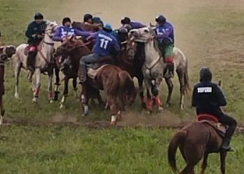 Халықтық спорт: Үлкен Нарын мен Риддер көкпаршылары бақ сынайды