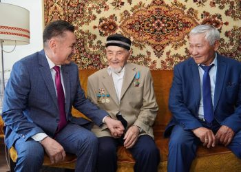ШҚО әкімі 101 жасқа толған соғыс ардагерін құттықтады