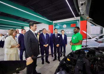 Ерлан Қошанов Шығыстағы «Лу Бань шеберханасының» жұмысымен танысты