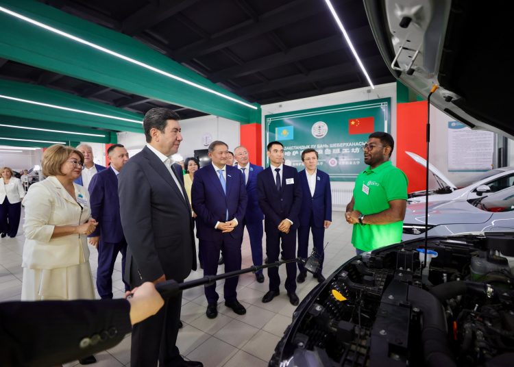 Ерлан Қошанов Шығыстағы «Лу Бань шеберханасының» жұмысымен танысты