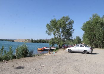 Су бар, рұқсат жоқ: Өскемен шетіндегі жағажайдың мәселесі қалай шешіледі?