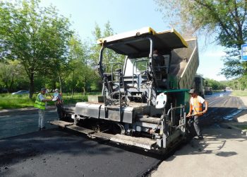 Өскеменде автокөлік жолының тең жартысына асфальт төселмеген