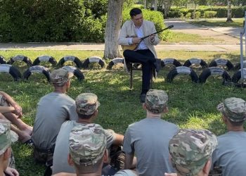 Қайсар рух пен қоңыр үн: Өскеменде сарбаздар күй төгілтті