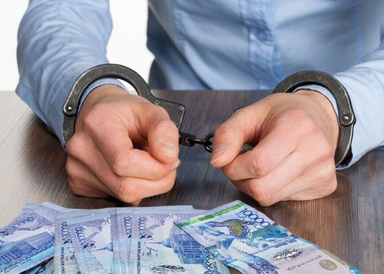 ШҚО-да Антикор қызметкері пара алу кезінде ұсталды