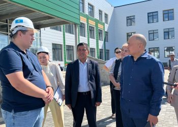 «Шара қолданамыз»: Депутат Өскемендегі «Жайлы мектептің» құрылысымен танысты