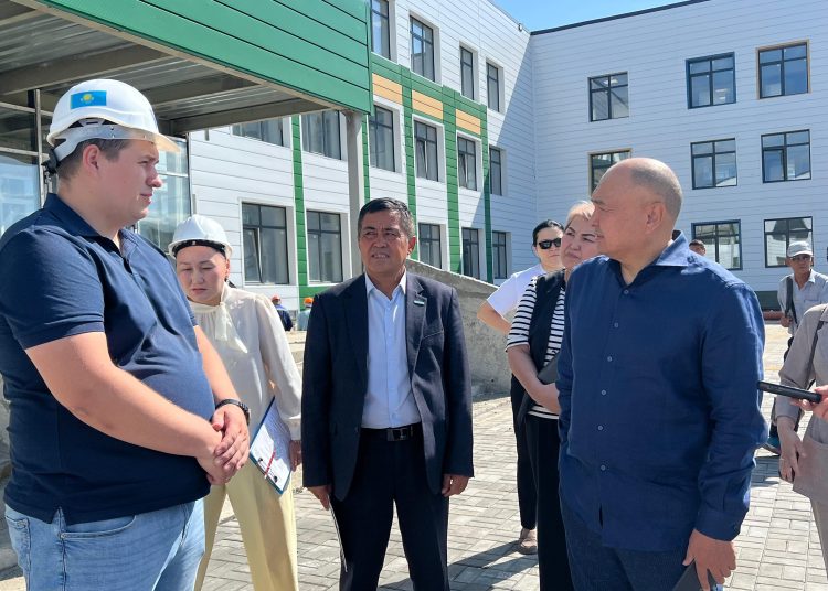 «Шара қолданамыз»: Депутат Өскемендегі «Жайлы мектептің» құрылысымен танысты