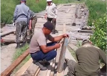 Ескі аустриялық жолдағы ағаш көпір жөнделіп жатыр