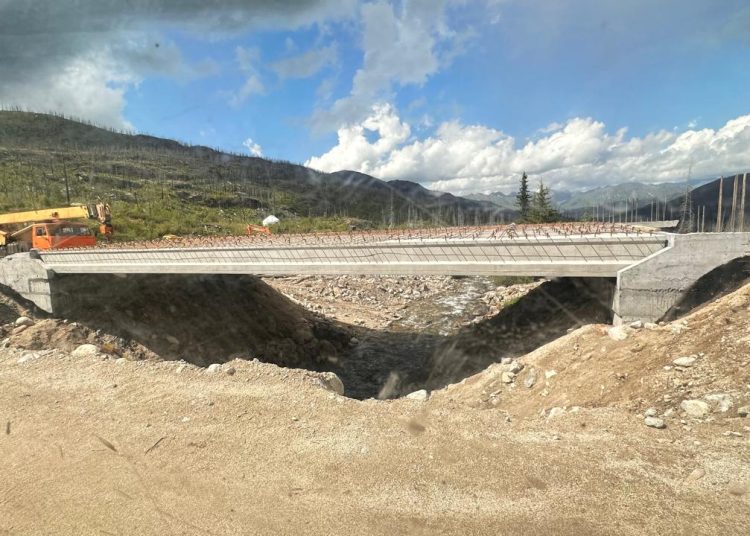 Рахман қайнарына апаратын жолға асфальт төселіп жатыр